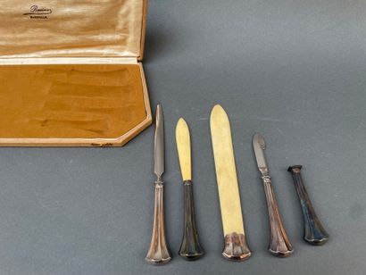 Set de bureau 5 pièces en argent et os, dans...