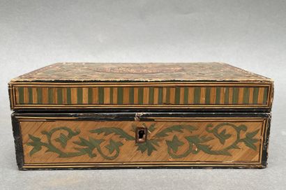 Coffret en marqueterie de paille à décor...