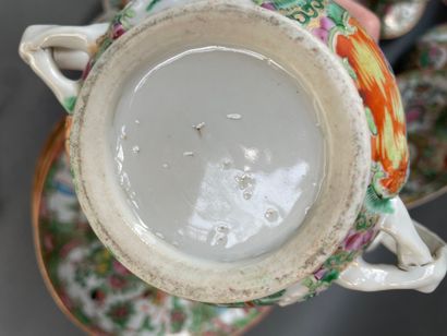 Ensemble en porcelaine de Canton à décor...