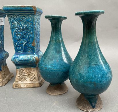 Trois coupes, Paire de vases cornets quadrangulaires...