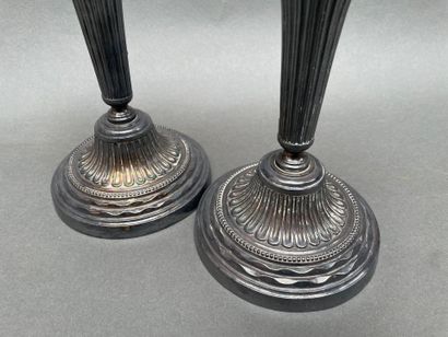 Paire de bougeoirs en métal argenté à fûts...