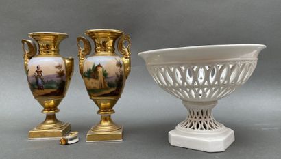 Lot en porcelaine de Paris :
Paire de vases...