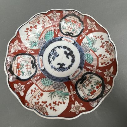 Lot en porcelaine de Chine comprenant :
Paire...