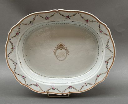Plat creux en porcelaine à décor de guirlandes...