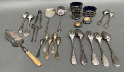 Lot en argent comprenant : 
- Cuillère à...