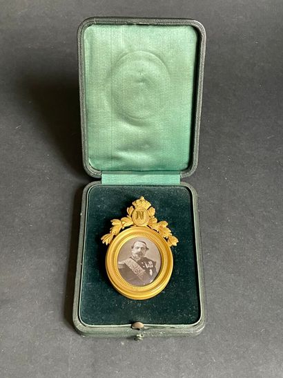 Portrait de Napoléon III dans un cadre en...