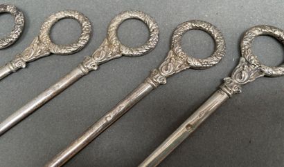 Six piques à brochettes et deux cuillères...