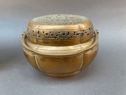 Lot d'extrême-orient dont coupe en porcelaine...