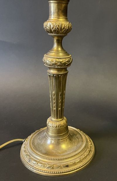 Miroir de table en bronze doré de forme ovale
XXème...