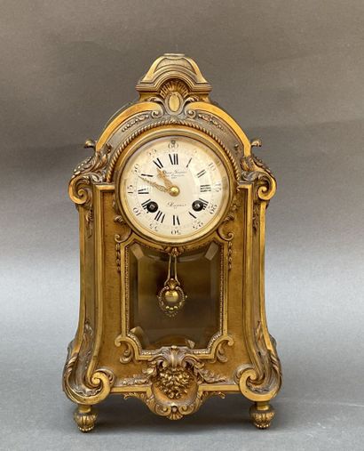 Pendule de cheminée en bronze de forme légèrement...