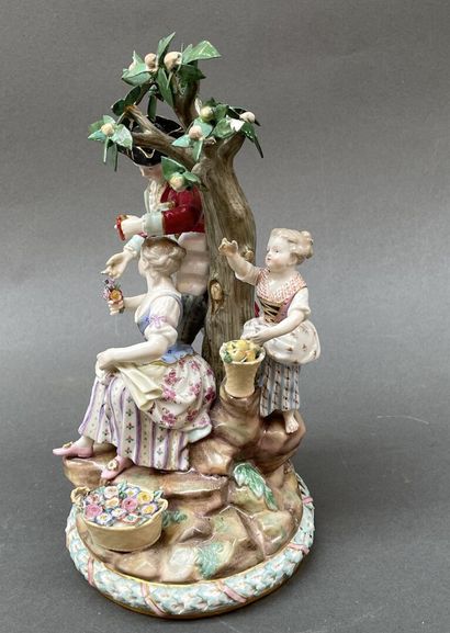 MEISSEN
Scène galante avec un enfant sous...