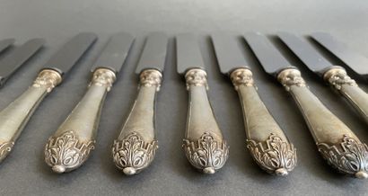 Huit grands couteaux et deux petits couteaux...