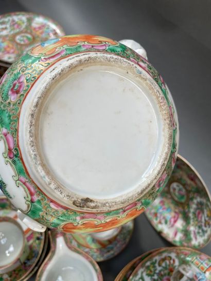 Ensemble en porcelaine de Canton à décor...