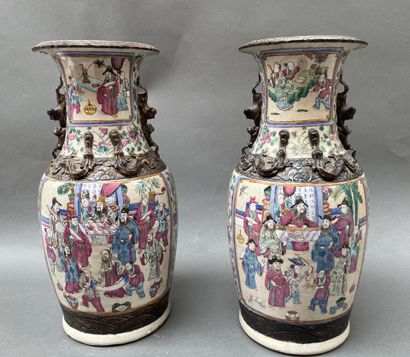 Paire de vases balustres en porcelaine à...