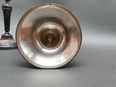 Paire de bougeoirs en métal argenté à fûts...