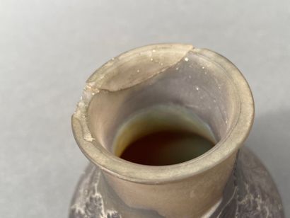 Petit vase balustre en verre multicouche...