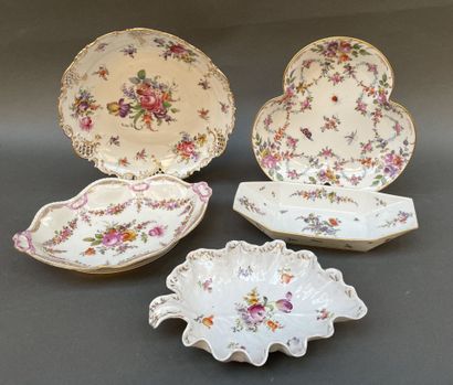 Lot de cinq plats, coupes, jattes en porcelaine...