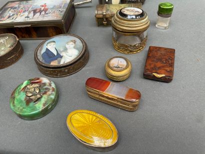 Collections d'objets de vitrine : 
petites...