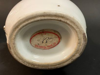Paire de vases d'autel en porcelaine de Paris,...