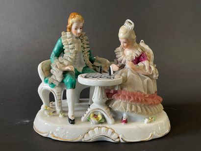 Huit groupes en porcelaine représentant des...