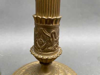 Paire de bougeoirs en bronze doré et ciselé...