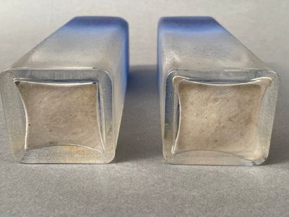 Paire de vases quadrangulaires en verre partiellement...