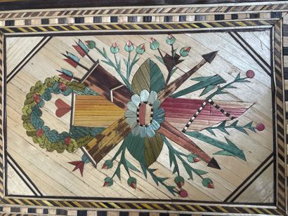 Coffret en marqueterie de paille à décor...
