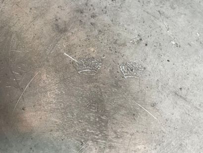 Lot d'étains : plats, 5 verseuses, casse...