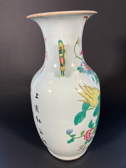 Chine, vers 1900, 
Paire de vases balsutres,...