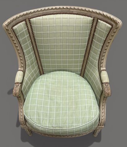Bergère enveloppante en bois laqué blanc...
