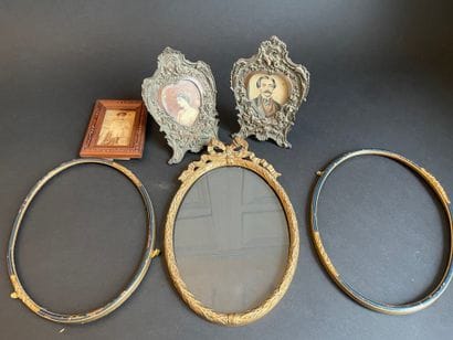 Lot de cadres : deux cadres en métal de forme...