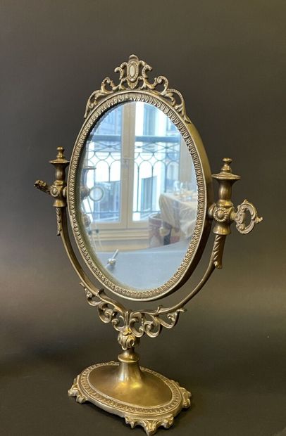 Miroir de table en bronze doré de forme ovale
XXème...