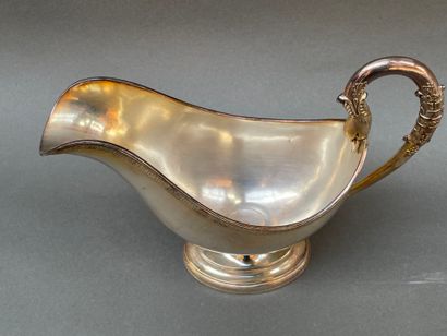 Saucière casque en métal argenté ciselé d'une...