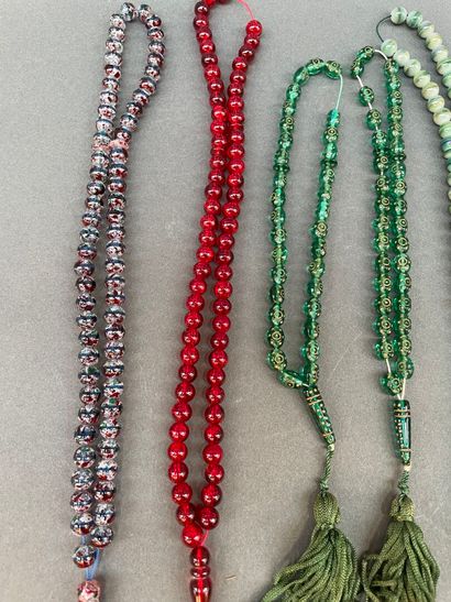 Lot de chapelets en perles de verre de couleurs...