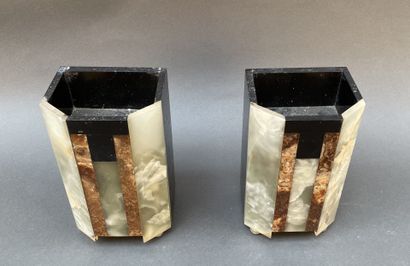 Paire de vases quadrangulaires en onyx et...