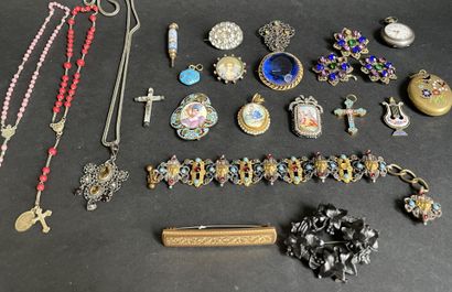 Lot de bijoux fantaisie : broches, bracelet,...