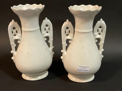 Paire de vases d'autel en porcelaine de Paris,...
