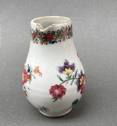 Petite verseuse balustre à décor de fleurs...