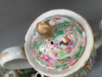 Ensemble en porcelaine de Canton à décor...
