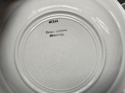 Lot ce céramiques comprenant : assiettes...