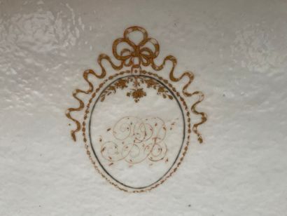Plat creux en porcelaine à décor de guirlandes...