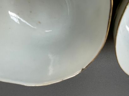 Suite de sept bols en porcelaine à décor...