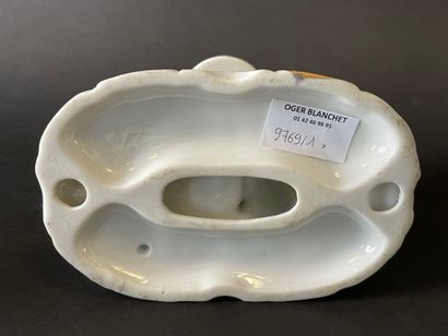 Huit groupes en porcelaine représentant des...
