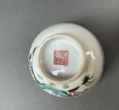 Suite de sept bols en porcelaine à décor...