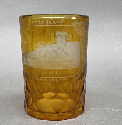 Verre et coupe en verre de Bohême teinté...