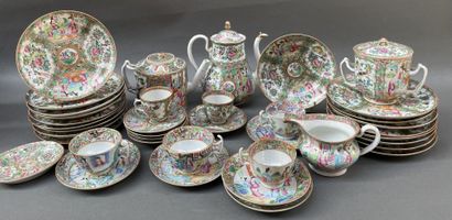 Ensemble en porcelaine de Canton à décor...