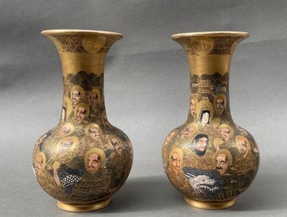 Paire de vases balustres en faïence de Satsuma...