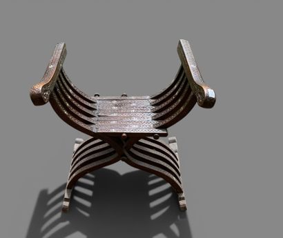 Siège curule pliant en bois sculpté de rinceaux...