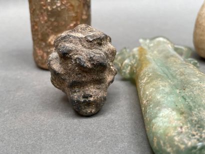 Lot d'objets archéologiques : fiole, fibule,...
