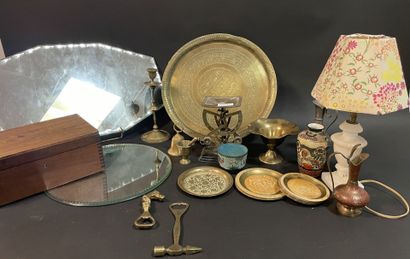 Petit lot de bibelots divers : pied de lampe,...